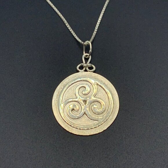 Sterling Silver 925 Handmade Triskele Spiral Circle Pendant 18" Box Link Chain - Picture 4 of 12